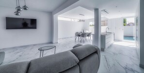 Villa | Wohnbereich | Fernseher