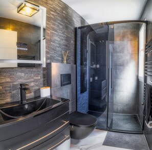 Villa | Baño | Ducha, secador de pelo y toallas