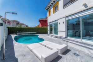 Villa | Piscina | Una piscina al aire libre