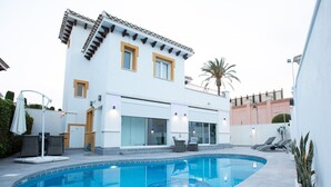 A modern two-story house with a swimming pool, outdoor seating, and a palm tree. - Villa Fresno With Pool on Mar Menor Golf Resort (Torre-Pacheco)