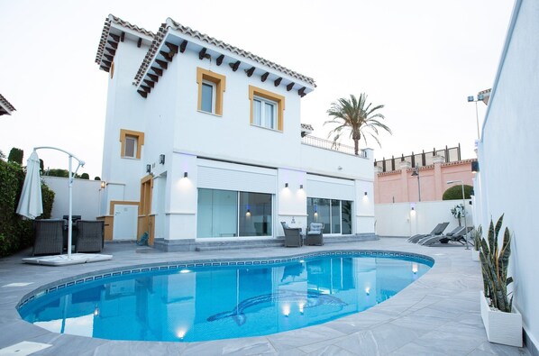 Villa | Piscina | Una piscina al aire libre