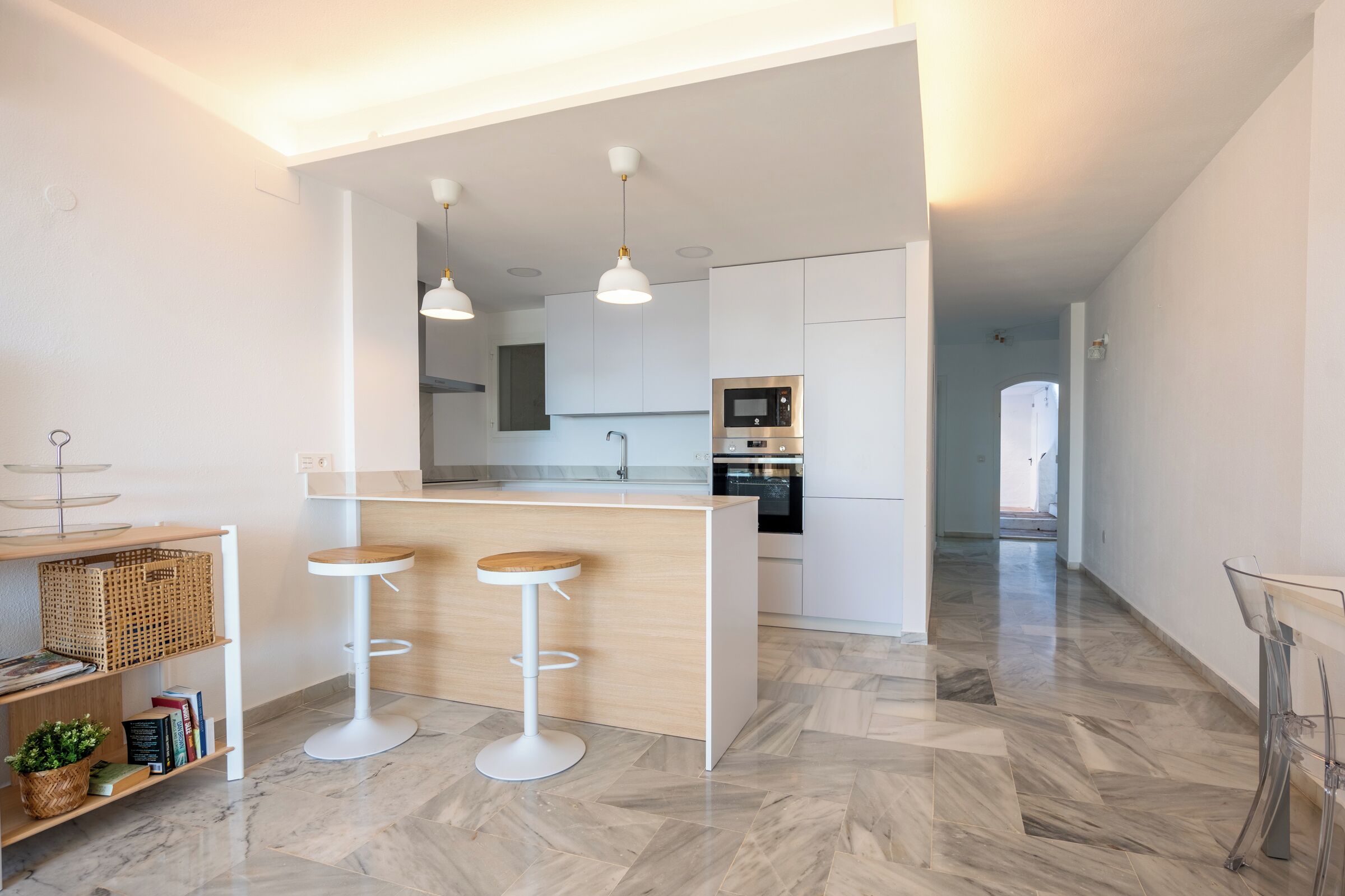 Apartamento | Cocina privada | Frigorífico, microondas, horno y placa de cocina