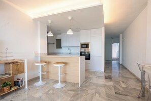 อพาร์ทเมนท์ | ครัวส่วนตัว | ตู้เย็น, ไมโครเวฟ, เตาอบ, เตาประกอบอาหาร