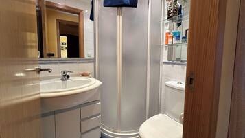 Regadera, secadora de cabello, toallas, papel de baño
