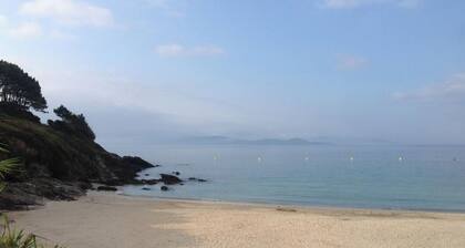 2 Bed Apt Sleeps 4 - Two TVs - Free Parking