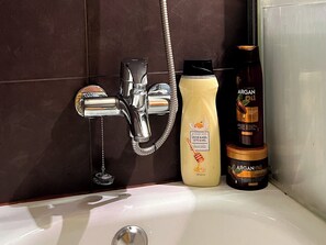 Bathroom - Valencia Oasis Retreat - 2 Bedroom Apartment (Valencia)