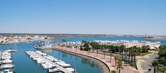 Comfortable 3 Bed Golf Apartment in Isla Canela