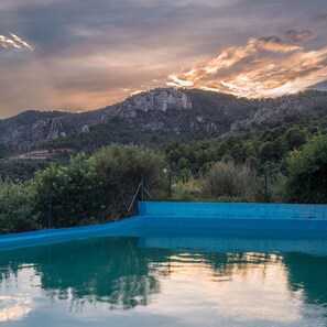 A swimming pool with a view of a mountainous landscape. - House Sleeps 8 - Natural Pool, Pet Friendly, Views (Nules)