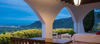 House -sleeps 8-natural Pool-pet Friendly