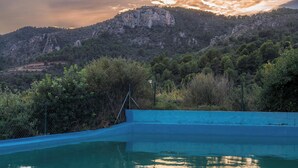 A swimming pool with a mountain backdrop. - House Sleeps 8 - Natural Pool, Pet Friendly, Views (Nules)