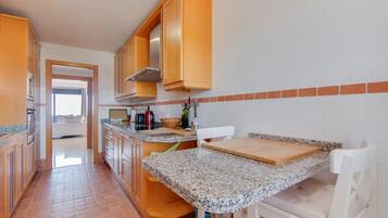 Appartement | Privékeuken | Een koelkast, een magnetron, een oven, een kookplaat