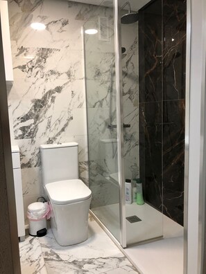 Casa | Baño | Regadera, secadora de cabello, toallas 