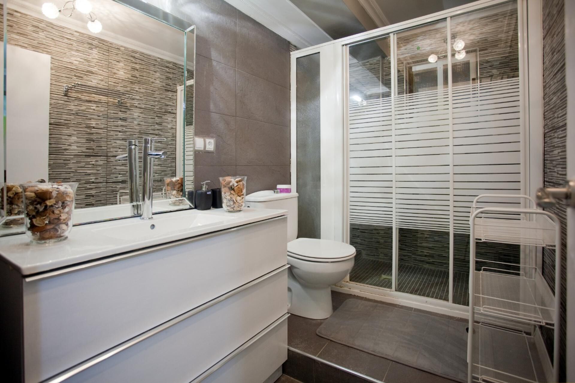 Apartment | Bathroom | Shower, towels