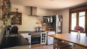 Villa | Cocina privada | Refrigerador, microondas, horno y parrilla de estufa
