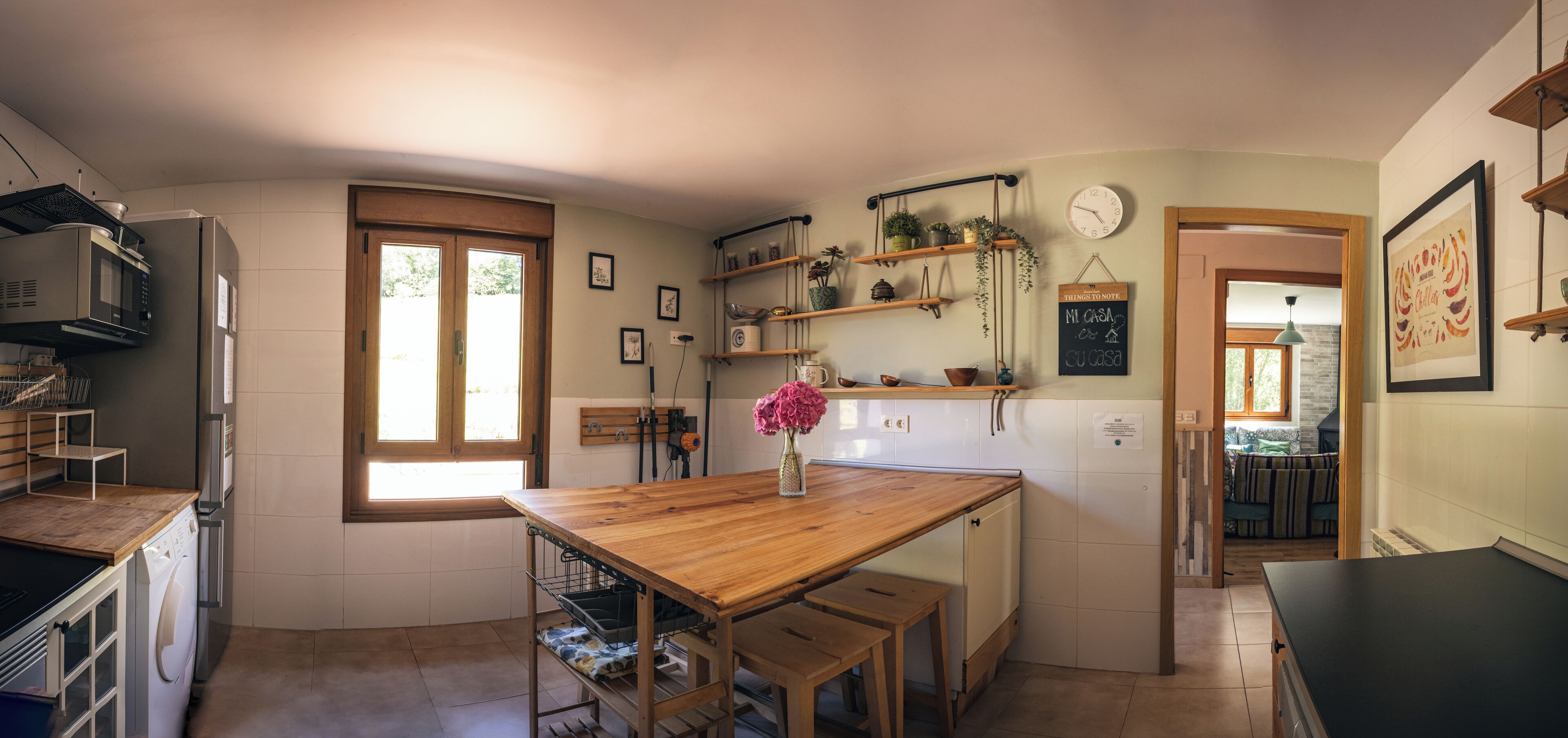 Villa | Cocina privada | Frigorífico, microondas, horno y placa de cocina