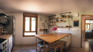 Villa | Private kitchen | Fridge, microwave, oven, stovetop - Finca La Naguada Gran Casa Rural en Infiesto (Pilona)