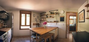 Villa | Cocina privada | Refrigerador, microondas, horno y parrilla de estufa