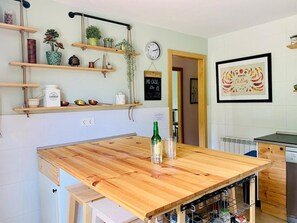 Villa | Private kitchen | Fridge, microwave, oven, stovetop - Finca La Naguada Gran Casa Rural en Infiesto (Pilona)