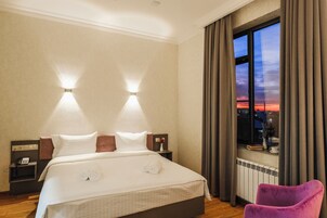 Deluxe Δίκλινο Δωμάτιο (Double ή Twin), Μη Καπνιστών | Μίνι μπαρ, χρηματοκιβώτιο στο δωμάτιο, γραφείο 