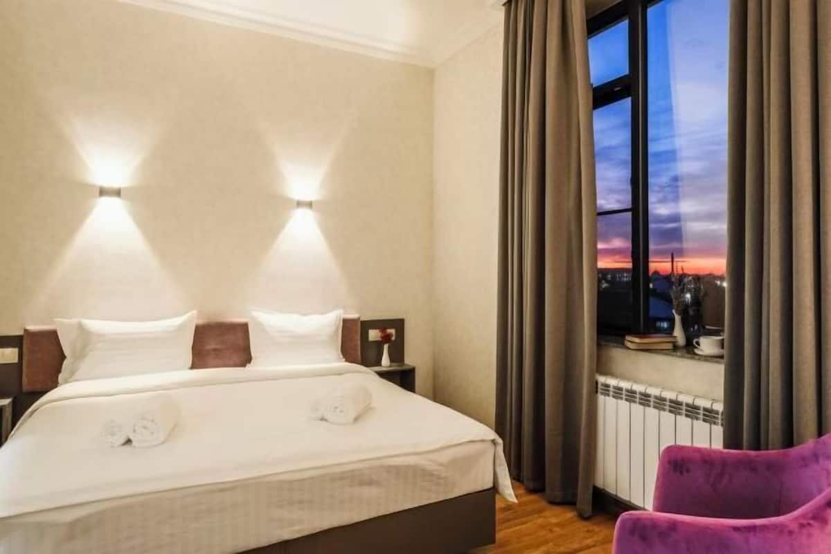 1 slaapkamer, een minibar, een kluis op de kamer, een bureau