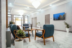 Lobby sitting area - Parklane Hotel (Tashkent)