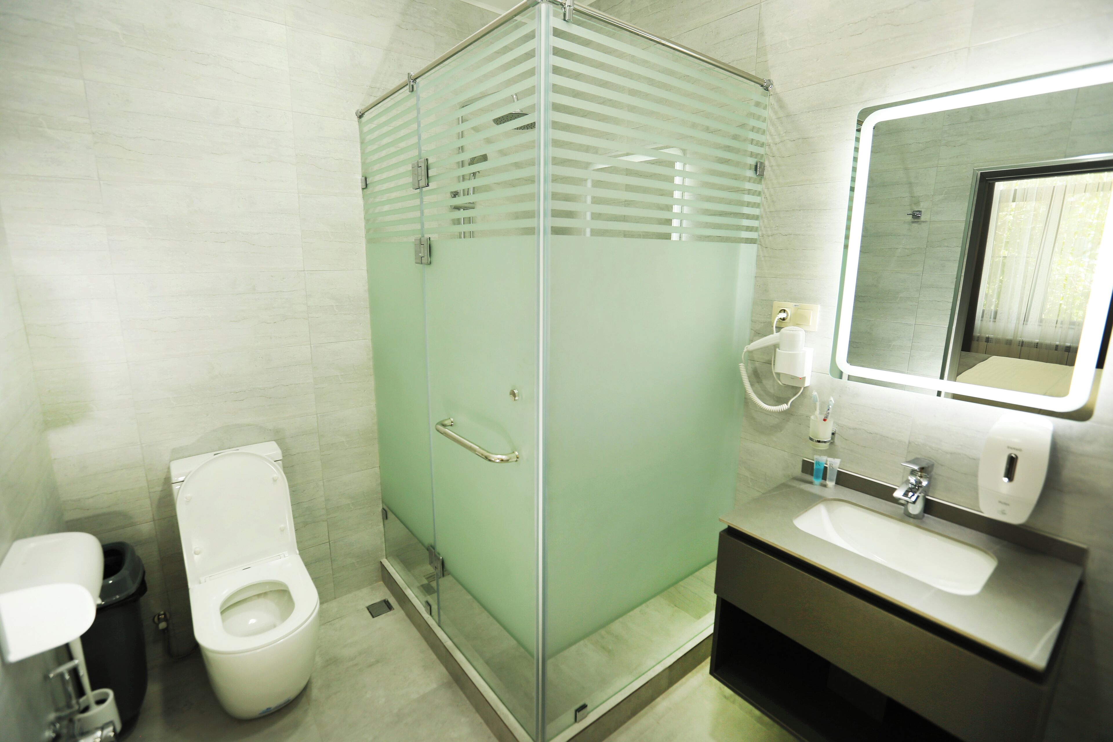Luxury Suite, Non Smoking, City View | Bathroom | Shower, rainfall showerhead, free toiletries, hair dryer