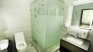 Luxury Suite, Non Smoking, City View | Bathroom | Shower, rainfall showerhead, free toiletries, hair dryer