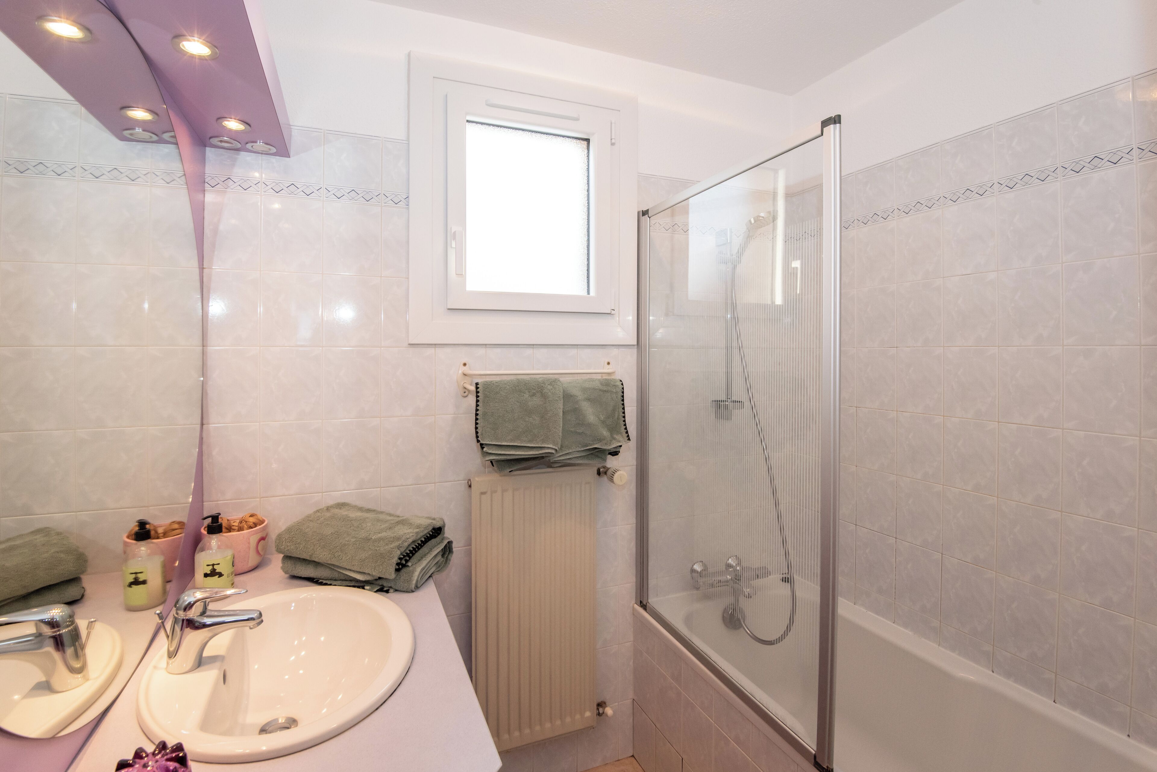 Hiustenkuivaaja, pyyhkeet, saippua, vessapaperi