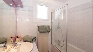 Secador de pelo, toallas, jabón, papel higiénico