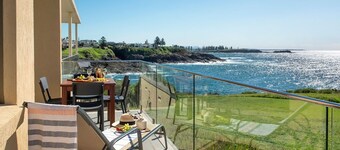 Headland Hideaway ~ Spectacular views for whale watching!
