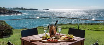 Headland Hideaway - spectacular sea views!