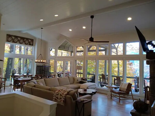 Smart-tv, een open haard, boeken en een stereo