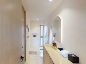 Shower, hair dryer, towels