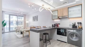 Elite Apartment, Balcony, Ocean View | Private kitchen