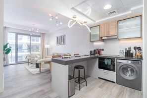 Elite Apartment, Balcony, Ocean View | Private kitchen | Fridge, microwave, oven, coffee/tea maker - NEW Listing Just Renovated Beach Laguna (Ras Al Khaimah)