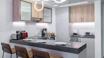 Elite Apartment, Balcony, Ocean View | Dapur peribadi | Peti sejuk, ketuhar gelombang mikro, ketuhar, pembancuh kopi/teh