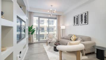 Elite Apartment, Balcony, Ocean View | Ruang tamu | TV Pintar