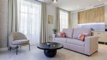 Apartamento Premium, 1 habitación, no fumadores, vistas a la ciudad | Zona de estar | Smart TV de 40 pulgadas con canales por cable