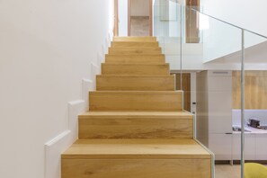 Dúplex exclusivo, 1 habitación, para no fumadores, vista a la ciudad | Caja de seguridad en la habitación y espacio para trabajar con laptop