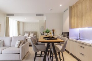 Design Στούντιο, 1 Υπνοδωμάτιο, Μη Καπνιστών, Θέα στην Πόλη | Περιοχή καθιστικού | Τηλεόραση Smart 40 ιντσών με καλωδιακά κανάλια