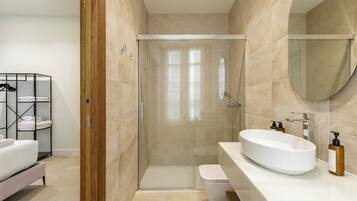 Ducha, secador de pelo, toallas, jabón