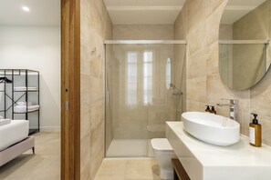 Apartamento de diseño, 1 habitación, no fumadores, vistas a la ciudad | Baño | Ducha, secador de pelo, toallas y jabón
