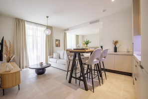 Design Στούντιο, 1 Υπνοδωμάτιο, Μη Καπνιστών, Θέα στην Πόλη | Περιοχή καθιστικού | Τηλεόραση Smart 40 ιντσών με καλωδιακά κανάλια