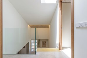 Dúplex exclusivo, 1 habitación, para no fumadores, vista a la ciudad | Caja de seguridad en la habitación y espacio para trabajar con laptop