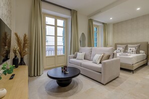 Departamento estándar, 1 habitación, vista a la ciudad | Área de sala de estar | Smart TV de 40 pulgadas con canales por cable