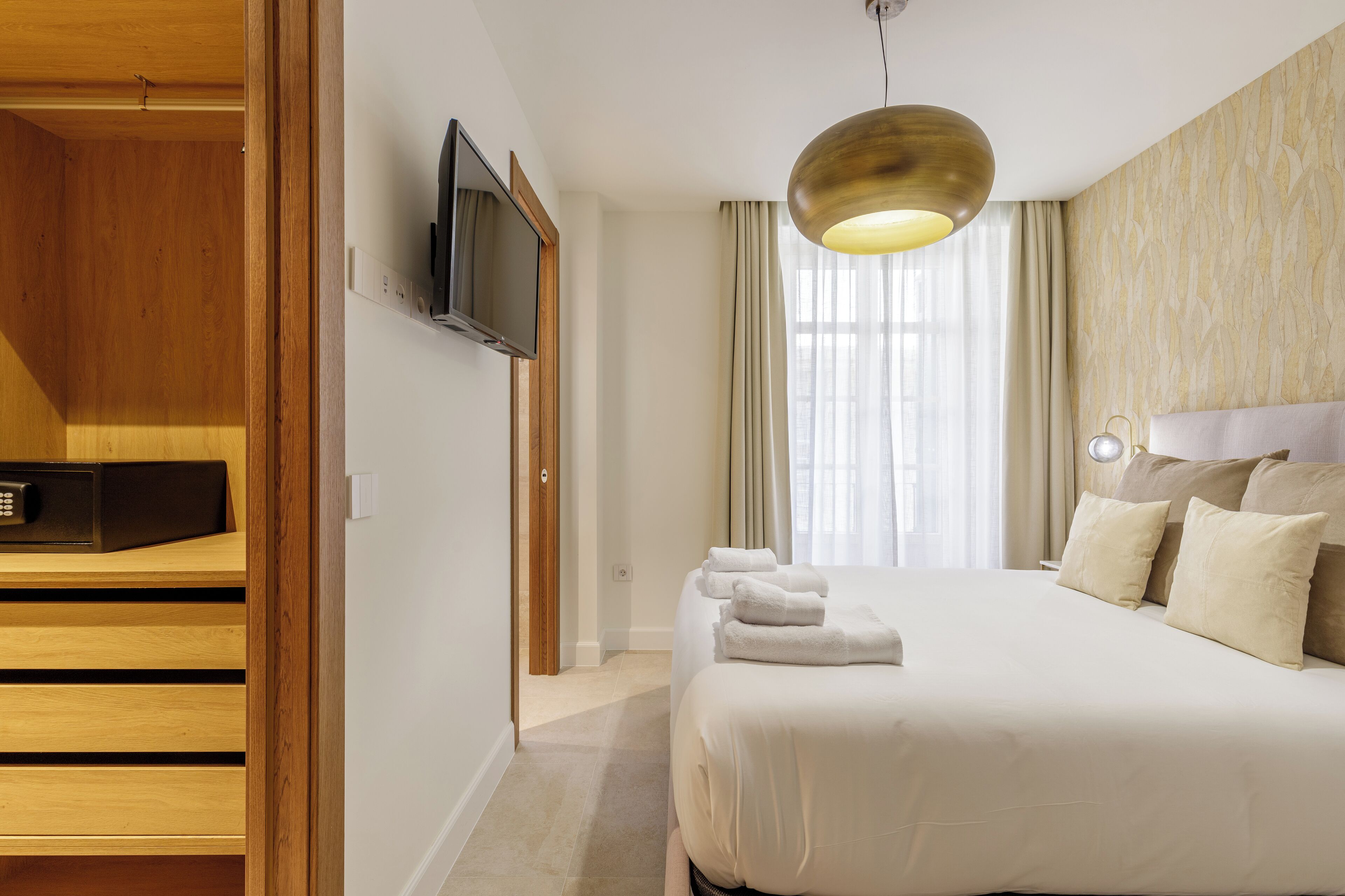 Caja de seguridad en la habitación y espacio para trabajar con laptop 