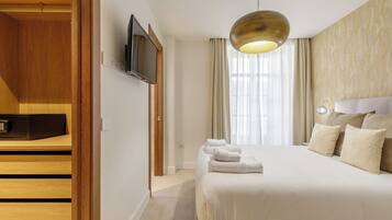 Caja de seguridad en la habitación y espacio para trabajar con laptop