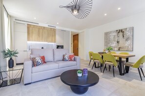 Premium Διαμέρισμα, 1 Υπνοδωμάτιο, Μη Καπνιστών, Θέα στην Πόλη | Περιοχή καθιστικού | Τηλεόραση Smart 40 ιντσών με καλωδιακά κανάλια