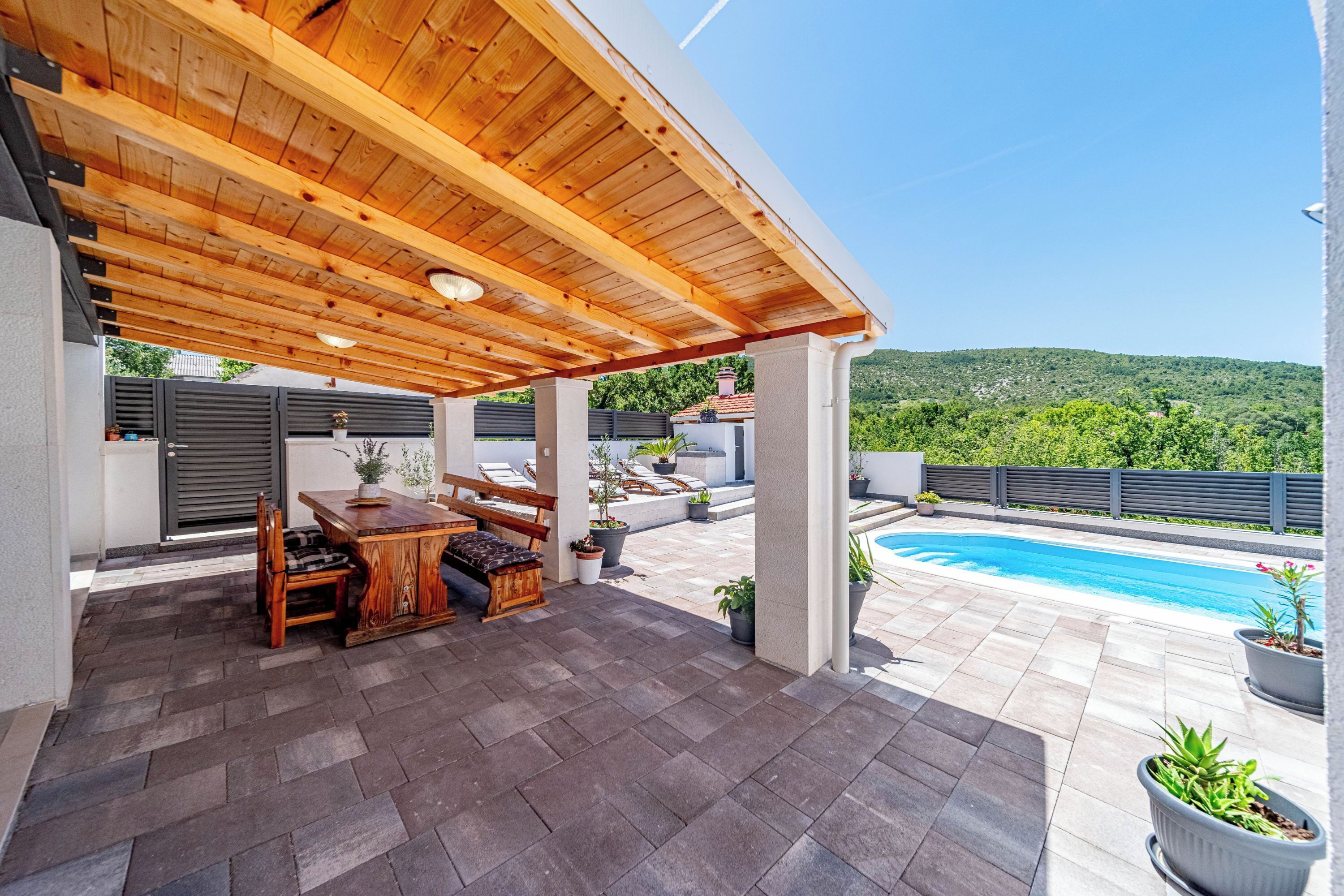 Perhetalo, useita makuuhuoneita, 2 kylpyhuonetta (Holiday Home Luce with Pool) | Ulkoruokailutilat