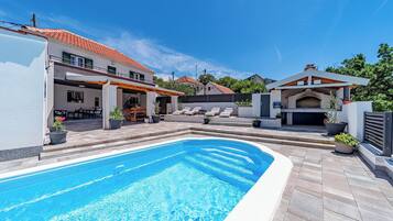 Perhetalo, useita makuuhuoneita, 2 kylpyhuonetta (Holiday Home Luce with Pool) | Uima-allas | Ulkouima-allas, lämmitetty uima-allas